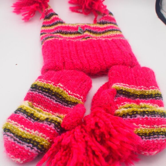 Peruvian Trading Company "Cheek to Cheek"Bianc & Ivan Knit Cap & Mittens - Picture 2 of 2